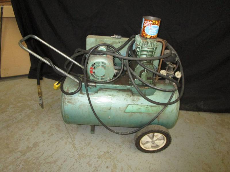 lot 11 image: Speedaire Industrial Duty Air Compressor