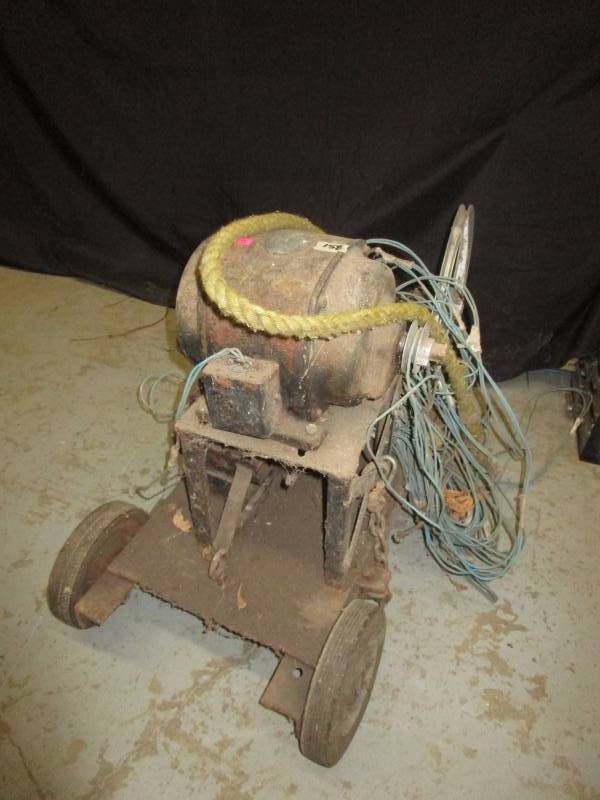 lot 12 image: Electric Winch