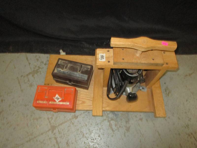 lot 29 image: Craftsman Router w some bits