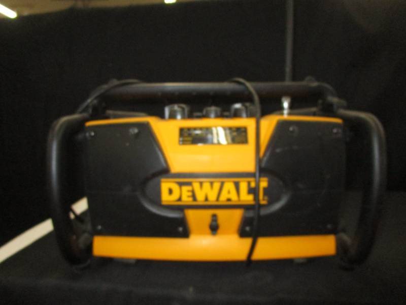 lot 42 image: DeWalt Heavy Duty Radio