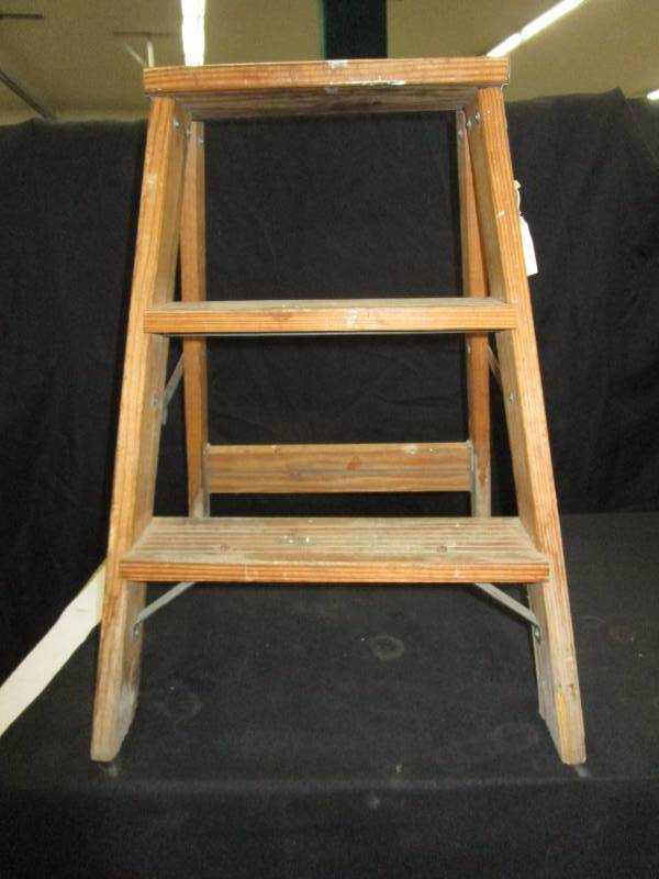 lot 43 image: Keller Utility Ladder, 23 In