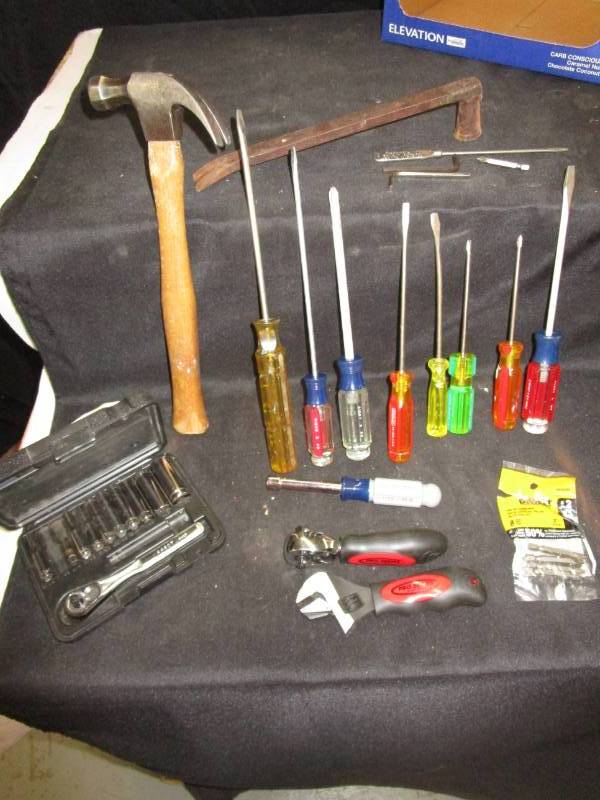 lot 62 image: 8 Screw Drivers, Hammer, Power Bits, Craftsmen Socket Wrench Kit