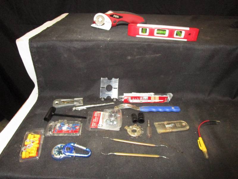 lot 76 image: Skil Cuttter, Level, Recirprocating Blades, Misc Tools