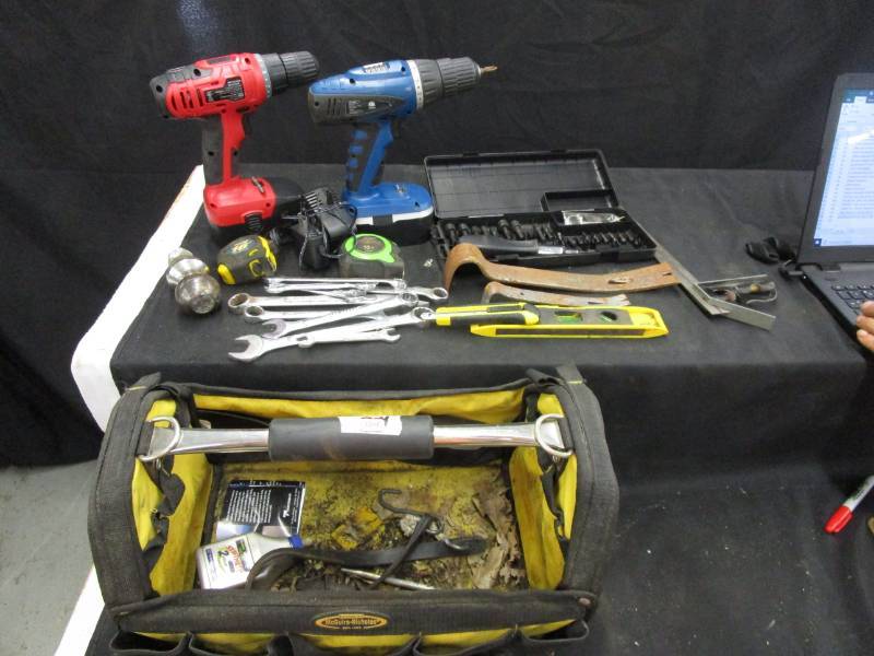 lot 104 image: Cordless drilldrivers w charger  and misc hand tools w carrying case