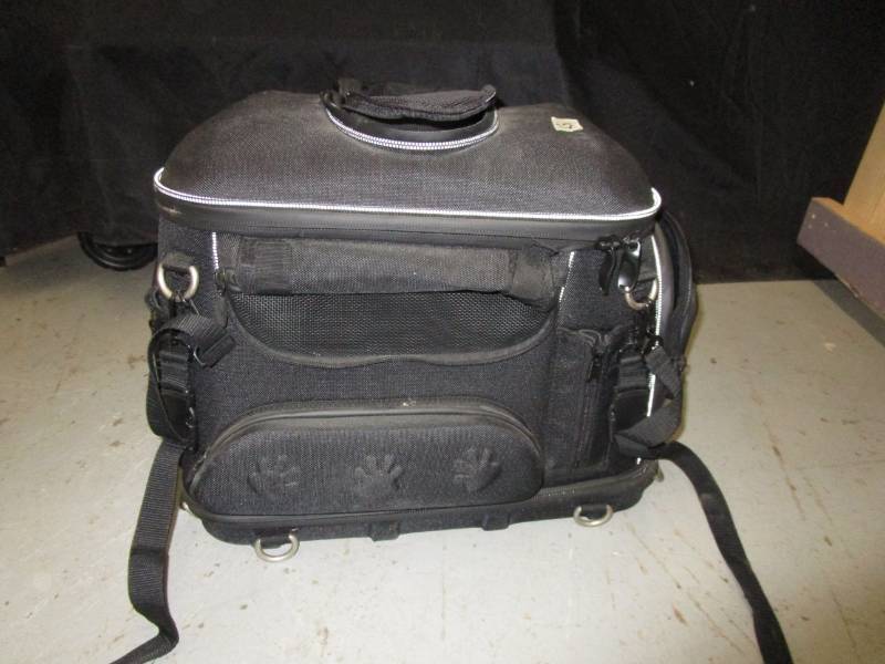 lot 134 image: Kuryakyn large bike pet carrier 18x 13x13