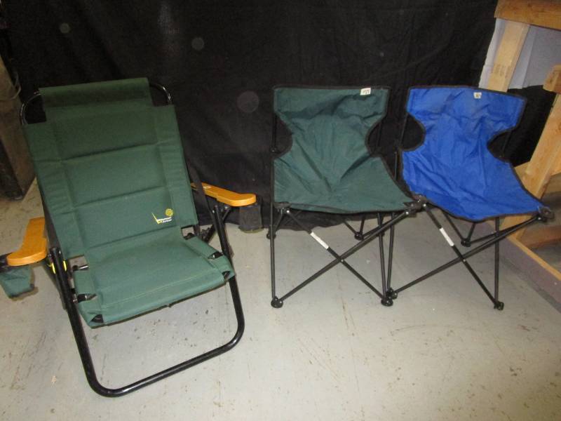 lot 141 image: 3 foldup chairs