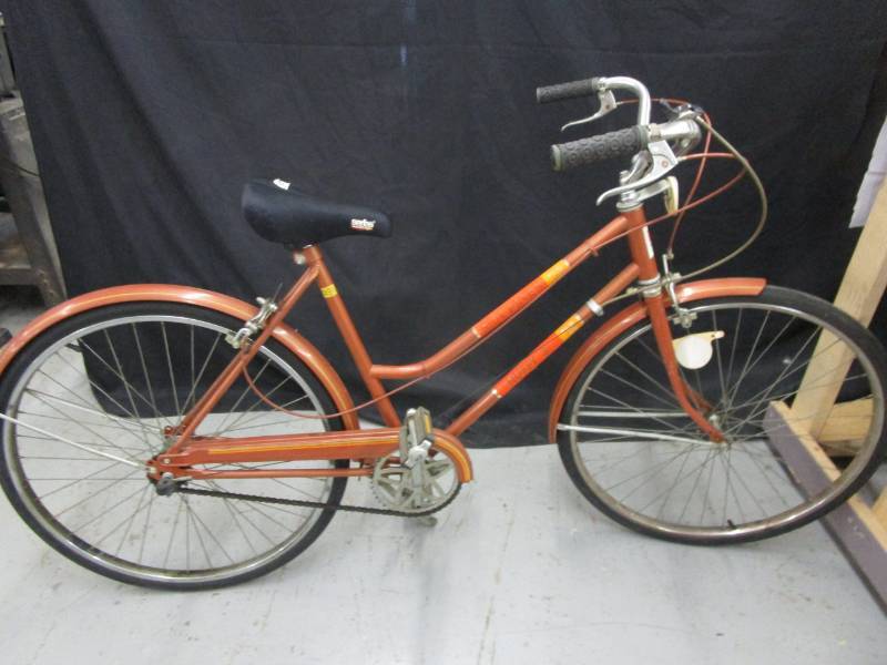 lot 143 image: Huffy Sea Pines 3 speed bicycle