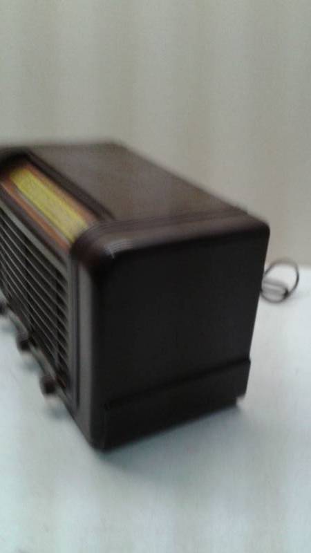 lot 13 image: Vintage Plastic Skyrover 9022-n Tube Radio, Works Buy With Issues, Dial Stuck On One Channel, Small Crack On Bottom