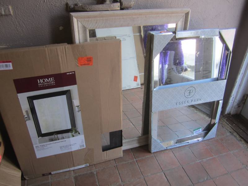 lot 39 image: Lot of 3 Misc Mirrors 1 Cracked 1 S...