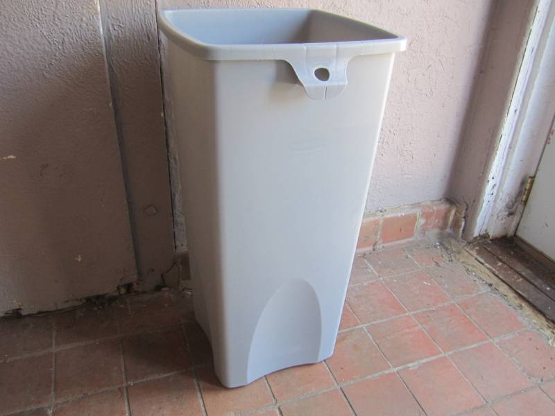 lot 41 image: Rubbermaid Commercial Products Unto...