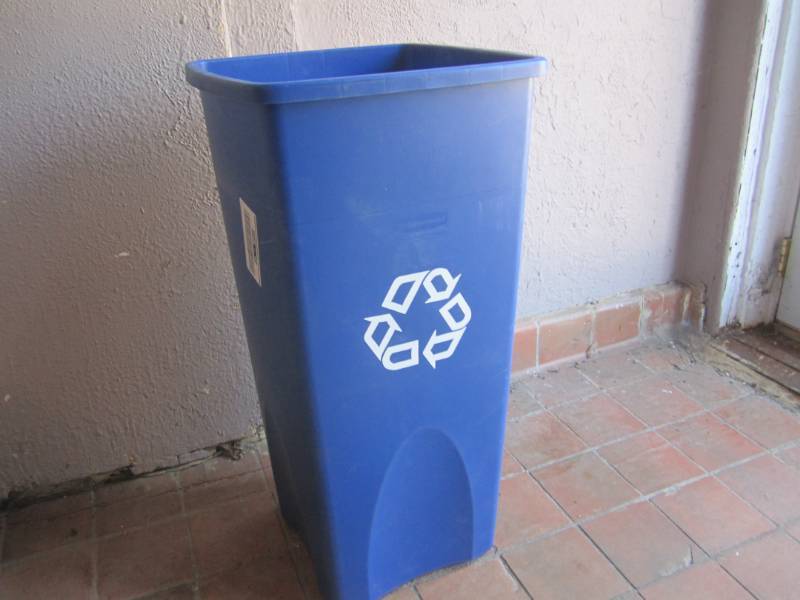 lot 42 image: Rubbermaid Commercial Products Unto...