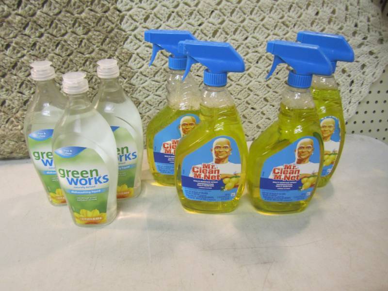 lot 52 image: Mixed Lot of 4 Bottles of Mr Clean ...