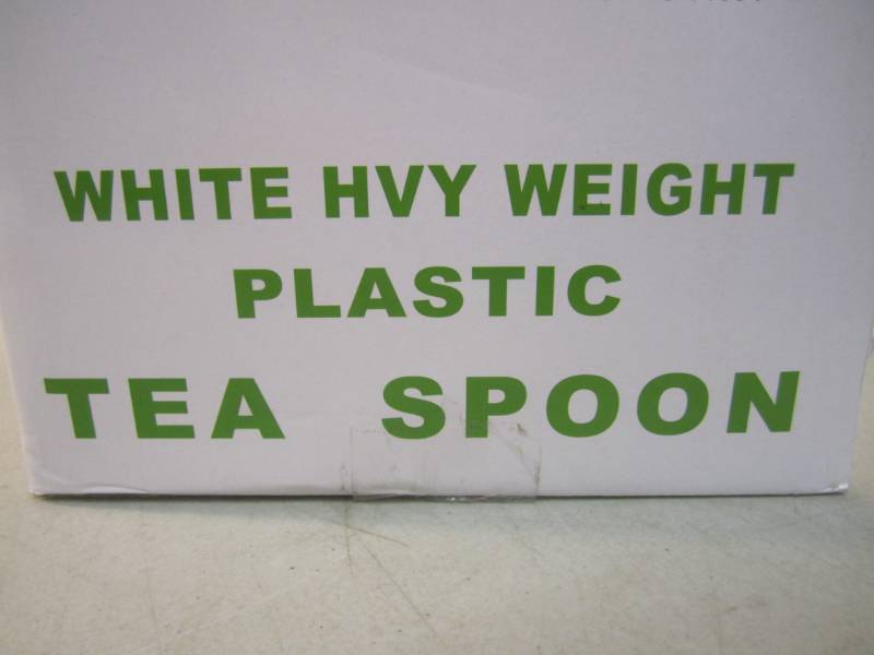 lot 83 image: Box of 1000 White Heavy Weight Plas...