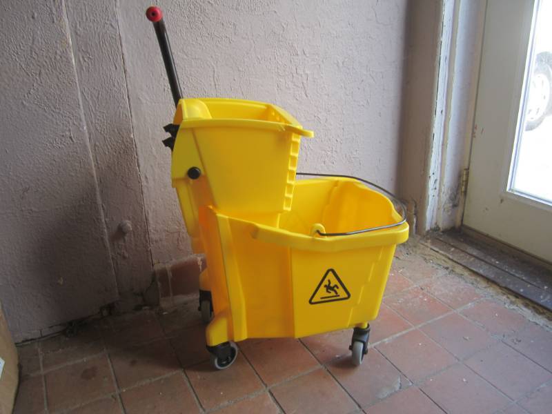 lot 90 image: 8 Gallon Mop Bucket with Wringer  R...