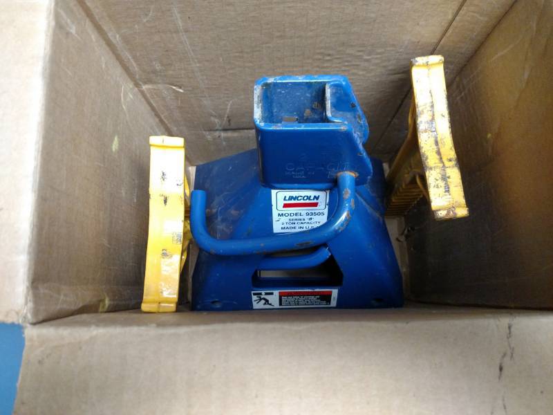 lot 362 image: (2) Lincoln 2 Ton Jack Stands...