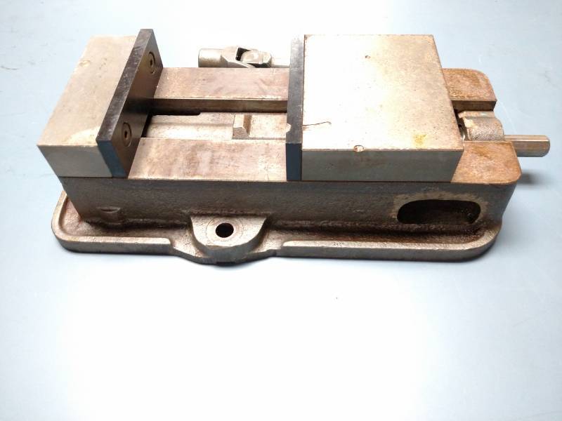 lot 35 image: Kurt D675 6 Machine Vise...