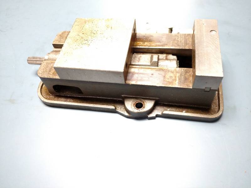lot 37 image: Kurt 6 Machine Vise...