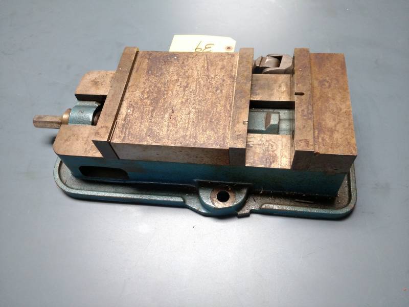 lot 39 image: Kurt D60 6 Machine Vise...