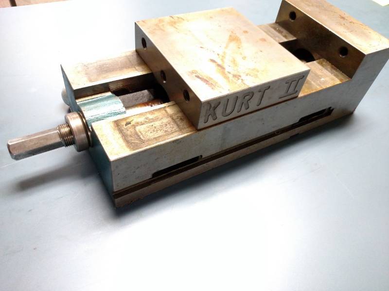 lot 40 image: Kurt II Ang-Lock 6 Machine Vise...
