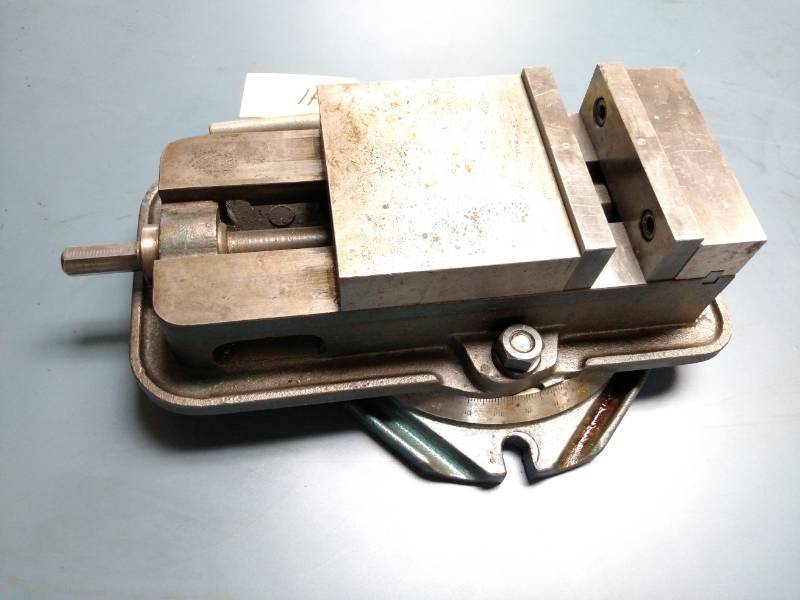 lot 41 image: Kurt 6 Swivel Base Machine Vise...