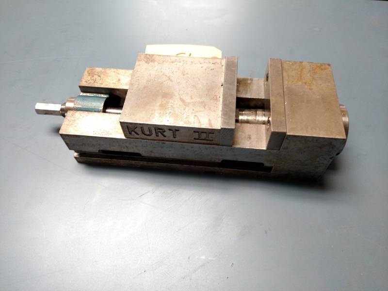 lot 43 image: Kurt II Ang-Lock 4 Machine Vise...
