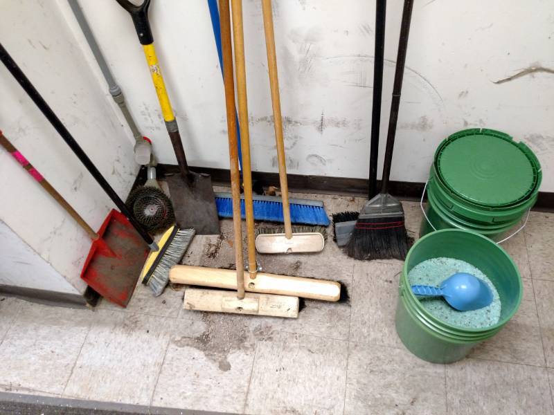lot 552 image: Brooms, Shovels, & Ice Melt...