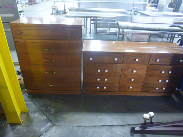 lot 9 image: 2 Dressers