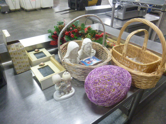 lot 31 image: Miscellaneous Holiday Items