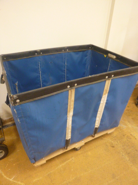lot 55 image: Laundry Cart