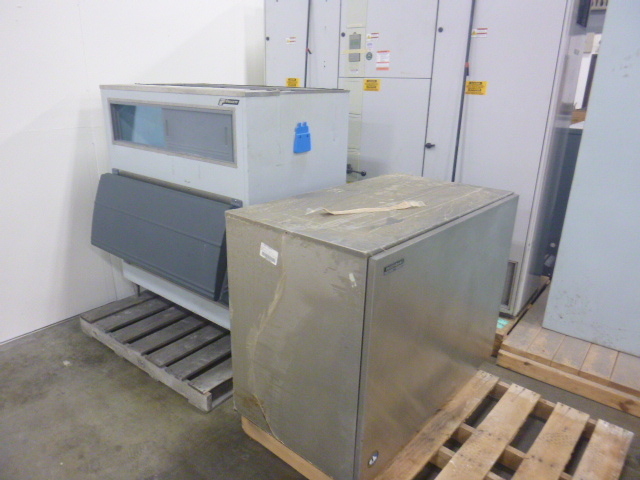 lot 3 image: Hoshizaki Ice Machine with Ice Bin