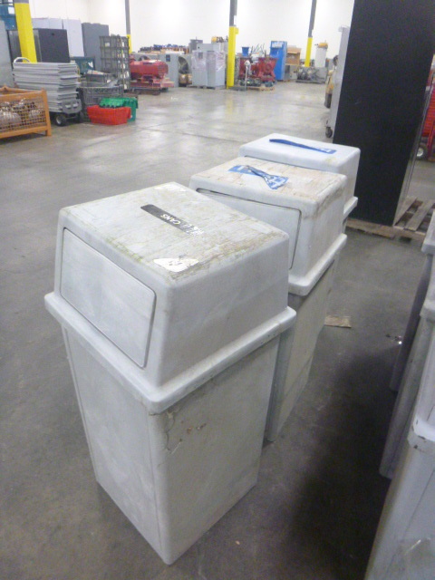 lot 60 image: 3 Garbage Cans