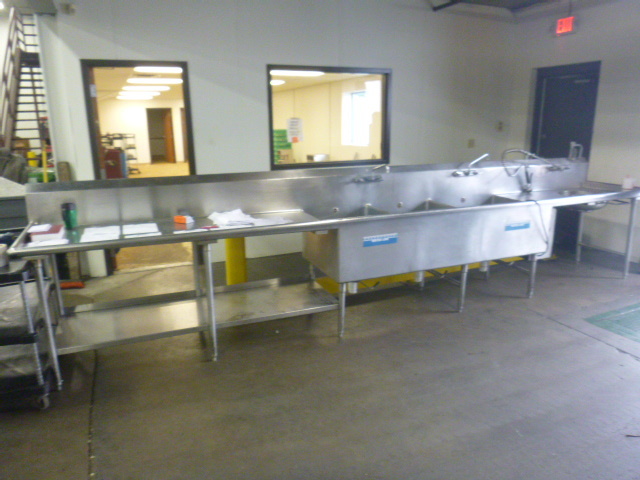 lot 79 image: 3 Compartment Sink