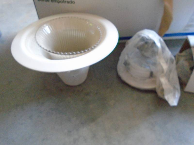 lot 17 image: 4 Recessed Light Trim