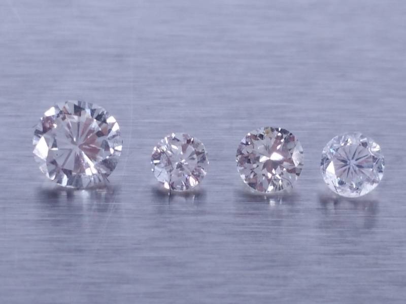 lot 6 image: (4) Loose Round Cut Diamonds