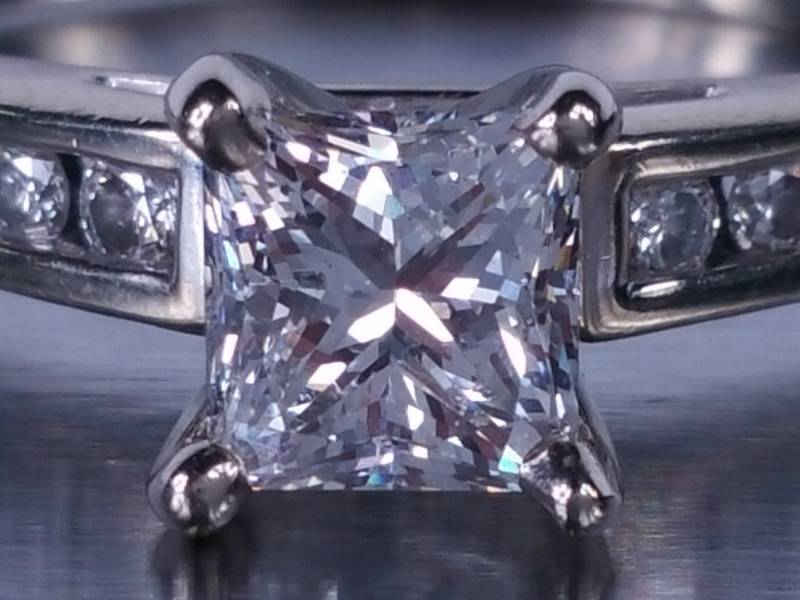 lot 8 image: 1 Carat Certified Princess Cut Engagment Ring - 14k
