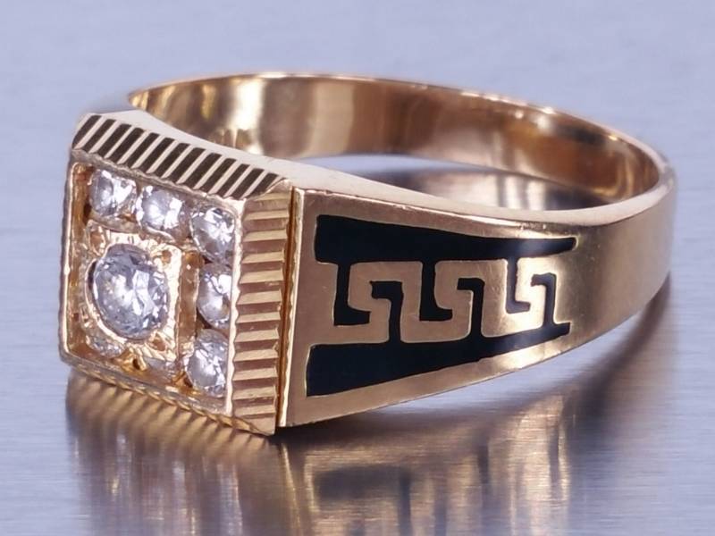 lot 13 image: 21k Yellow Gold and Diamond Mens Ring