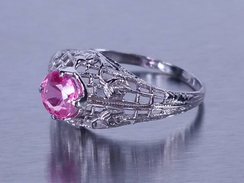 lot 22 image: Vintage Pink Sapphire in 18k White Gold