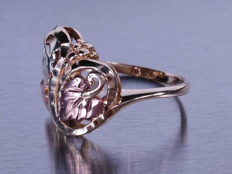 lot 31 image: Ladies Black Hills Gold Ring