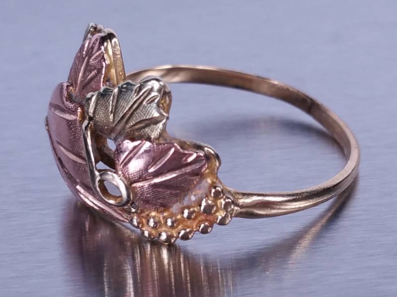lot 32 image: Ladies Black Hills Gold Ring