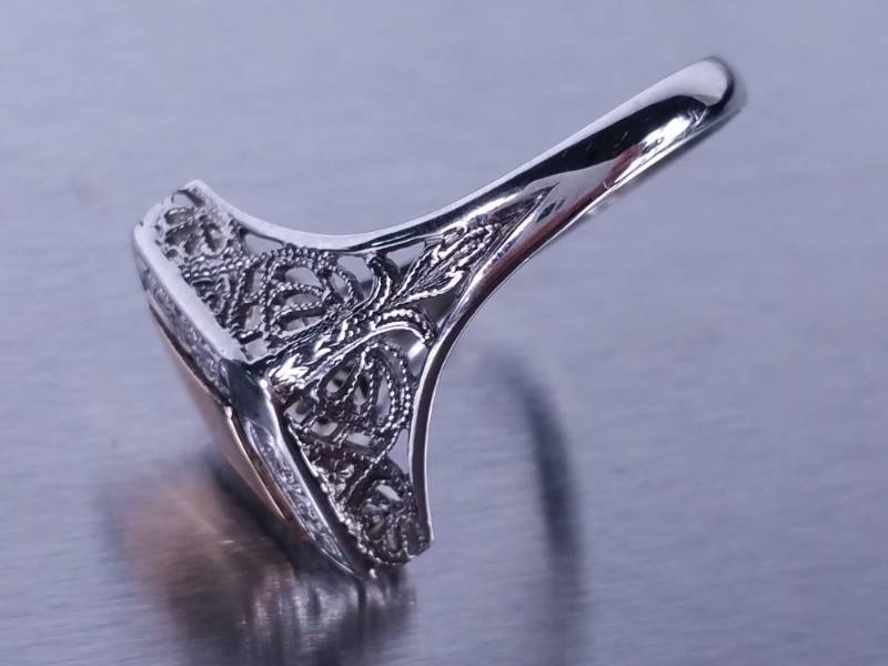 lot 37 image: Ladies Two Tone Solid Gold Ring