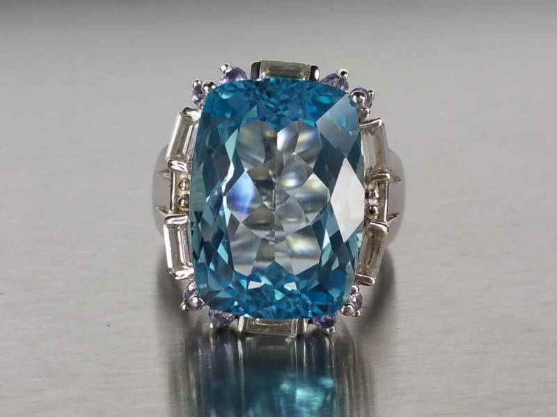 lot 50 image: Ladies Beautiful Topaz Dinner Ring