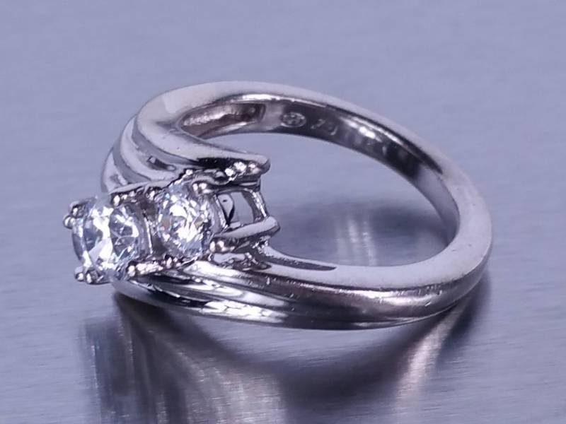 lot 54 image: Ladies Past Present & Future Ring