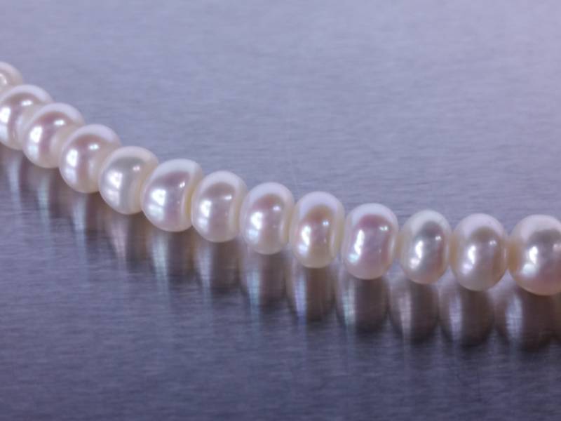 lot 57 image: Ladies Beautiful all Natural Pearl Necklace 10k Gold