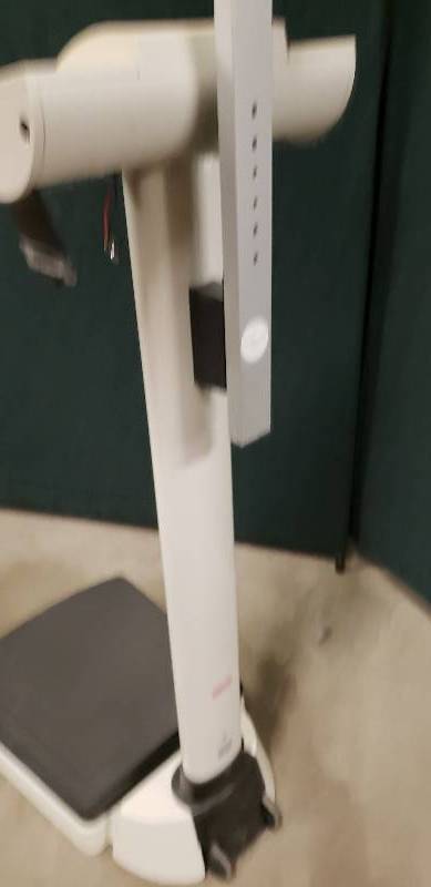 lot 21 image: Seca Professional Digital Scale With Height Arm - 550lb Capacity - Excellent Working Condition