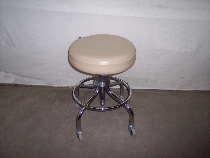 lot 34 image: Generic Stool (4 Legs, Wheels, Screw Type)