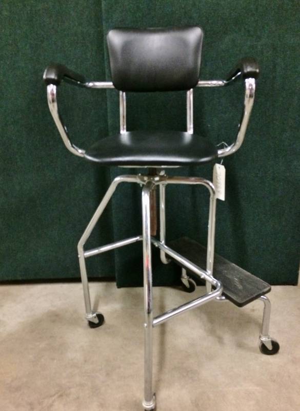 lot 15 image: Height Adjustable Stool For Tennis Referees Or Pool Events Great Condition