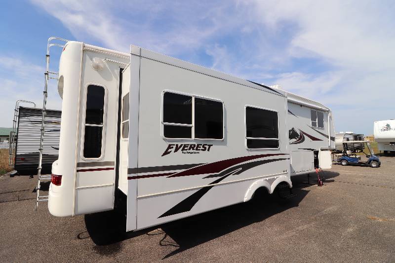 lot 2 image: 2005 Keystone Everest 323K Rear Lounge 5th Wheel with Triple Slide-outs LOW RESERVE