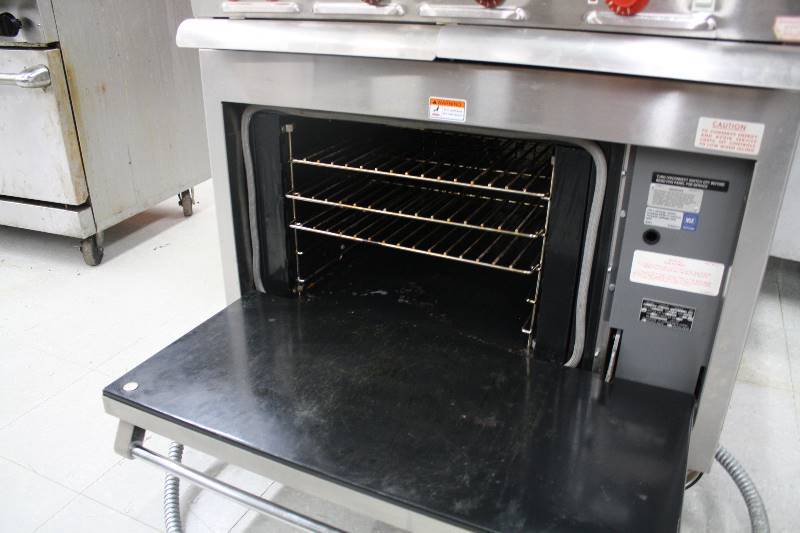 lot 52 image: Vulcan, Mod #VR60, electric 2 burner range, 2 burner hot plate, half size convection oven, NSF, caster mounted, 208 volts 27 kw, 3 ph, 36x38x37.5H w-5in back splash,  Very Clean Unit-1