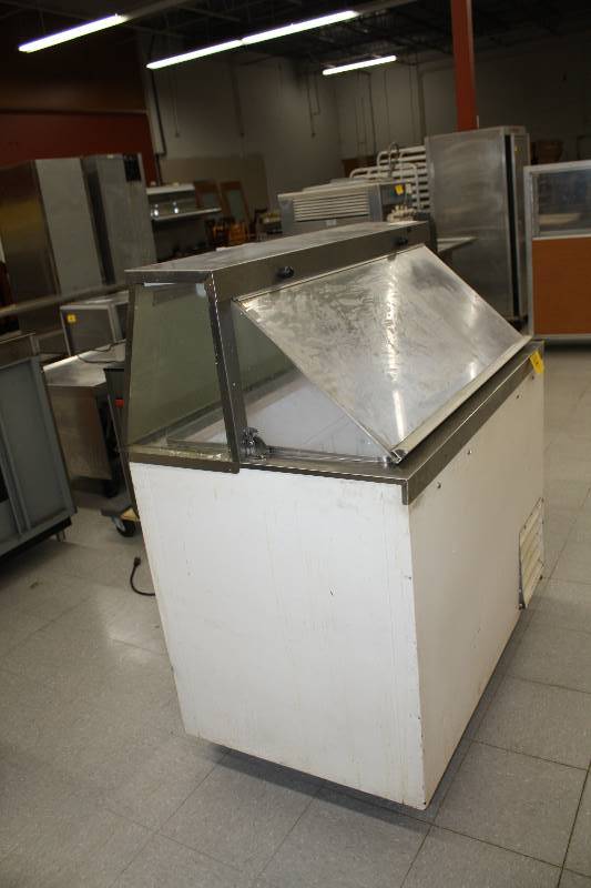 lot 14 image: True, Mod #TDC-47, dipping cabinet, NSF, caster mounted, 115 volts, 6.7 amps with can clamps, 47x27.5x37H, 52-oh runs Freezes