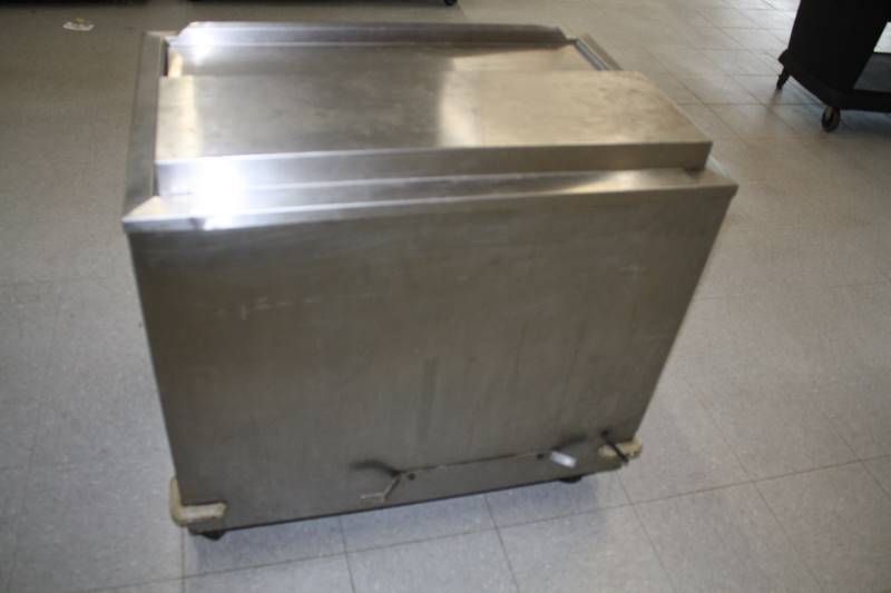 lot 19 image: Silver King FreezerSilver King 34inch Freezer on Wheels, Model SKMF34, 115V, Runs and Freezes